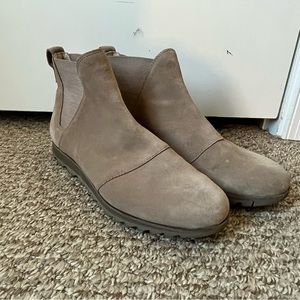 Women’s SOREL Chelsea boots size 10